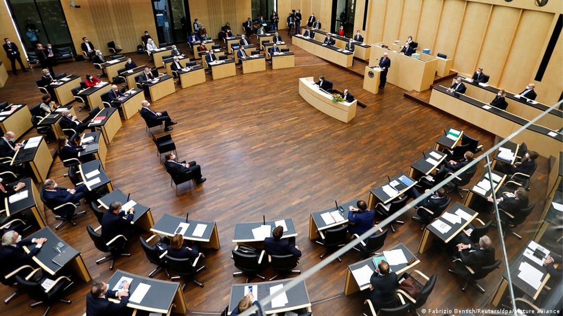 Almanya'da başörtüsünü de içeren kritik düzenleme