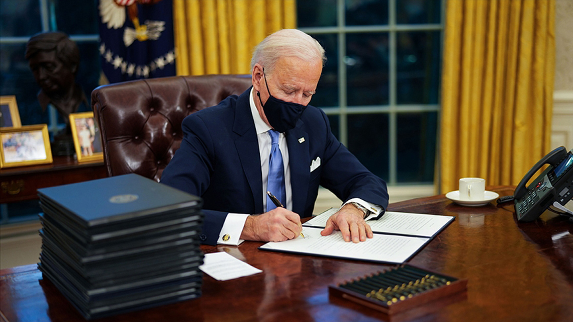Biden ilk gününde 17 kararname yayınladı 